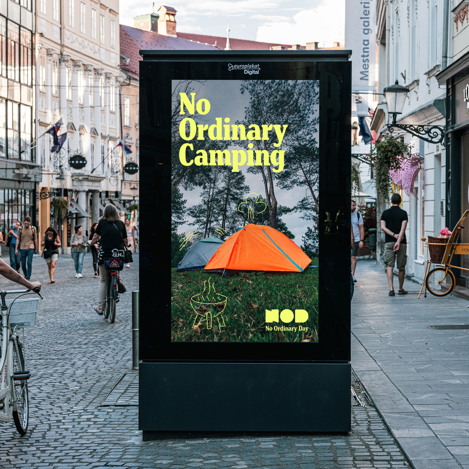Zunanji manjši plakat za NOD s sliko dveh šotorov in prizora kampiranja ter napisom »No Ordinary Camping.«