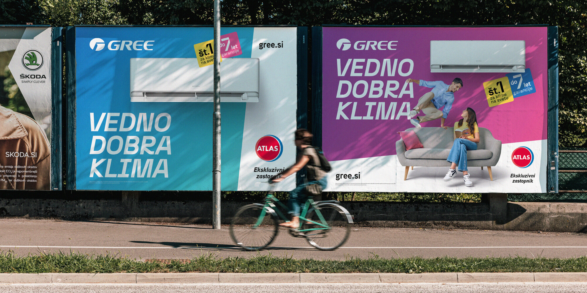 Two outdoor posters for the Gree campaign. Main motif with a couple on a sofa against a purple background and product creative with the featured product – an air conditioner.