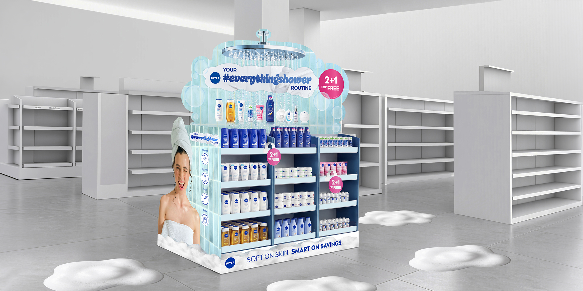 Simulacija stojala z različnimi NIVEA izdelki in vizualno podobo everythingshower sredi prostora, ki nakazuje trgovino.