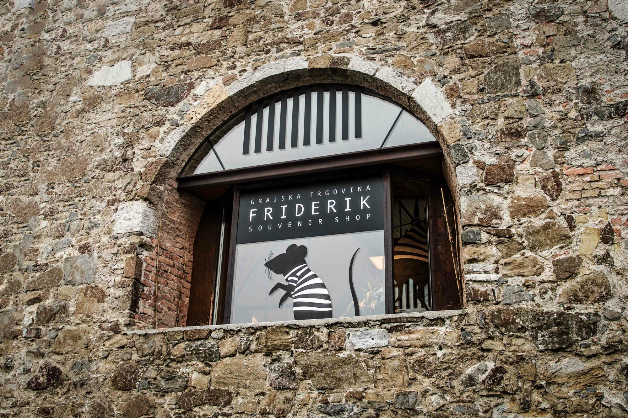 Okno trgovine s spominki Friderik