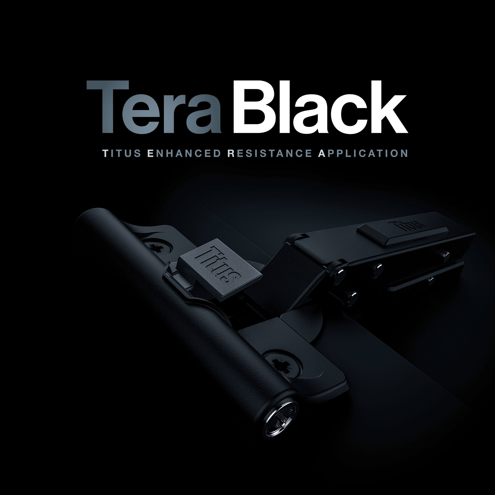 Pasica z napisom TeraBlack in spono